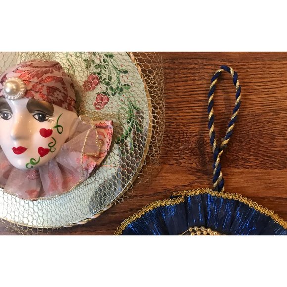 A PAIR OF MARDI GRAS STYLE PORCELAIN (believed) MASK WALL HANGINGS - Picture 4 of 5